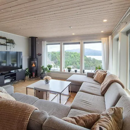 5 Bedroom Cozy In Valevag