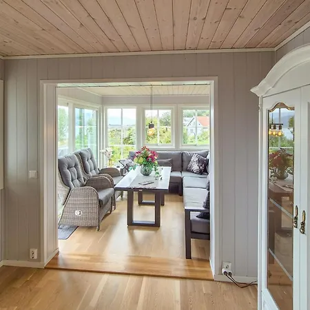 Holiday home 5 Bedroom Cozy In *